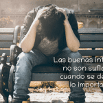 hombre en angustia tomándose la cabeza con las manos