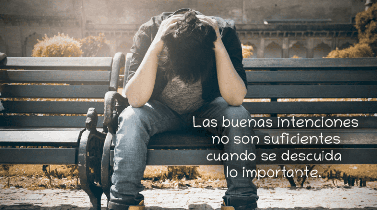 hombre en angustia tomándose la cabeza con las manos