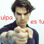 persona señalando