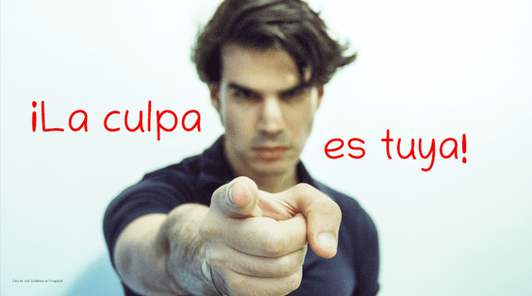 persona señalando