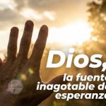 Dios, la fuente inagotable de esperanza representado con luz cálida, agua viva y atmósfera de paz espiritual basada en Romanos 15:13.